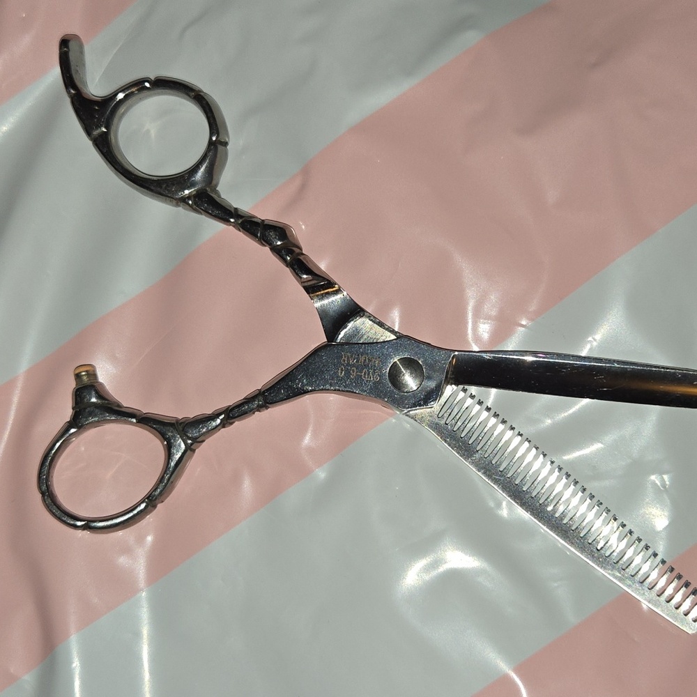 4 Pc.Bundle Professional Hair Cutting Shears and Thinning Shears - Picture 3 of 10